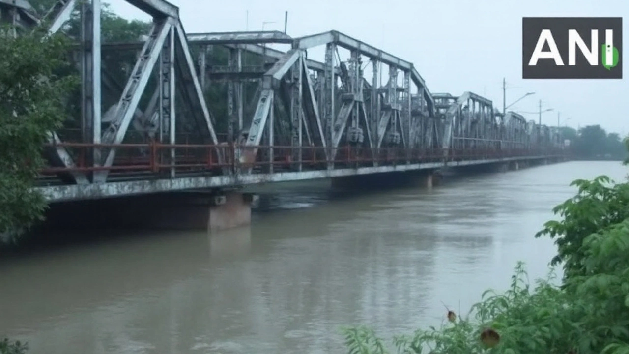 दिल्ली बाढ़: यमुना 207.43 मीटर पर, 12 हजार से ज्यादा लोग सुरक्षित स्थानों पर