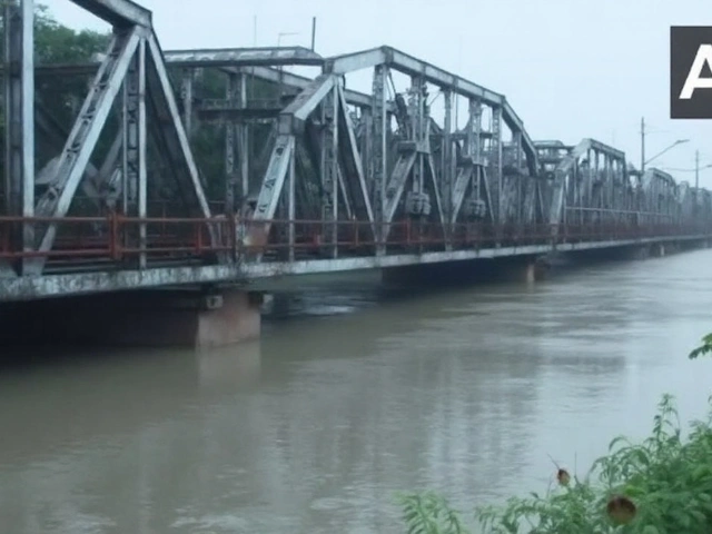 दिल्ली बाढ़: यमुना 207.43 मीटर पर, 12 हजार से ज्यादा लोग सुरक्षित स्थानों पर